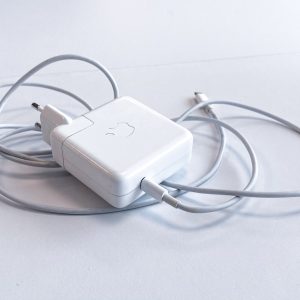 AeroMag 65W GaN Magnetic Wireless Charging Hub